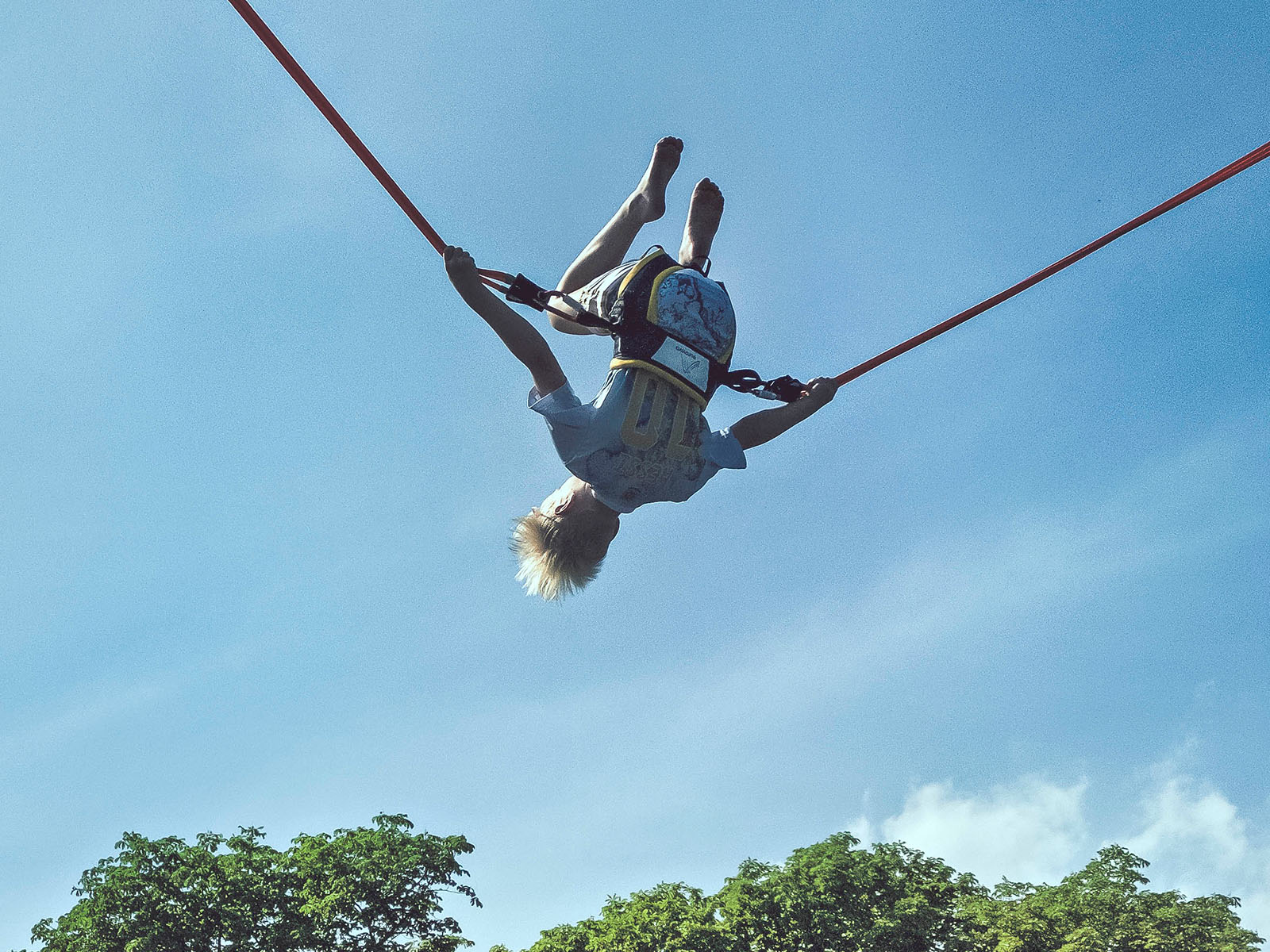 Salto auf dem Bungee-Trampolin